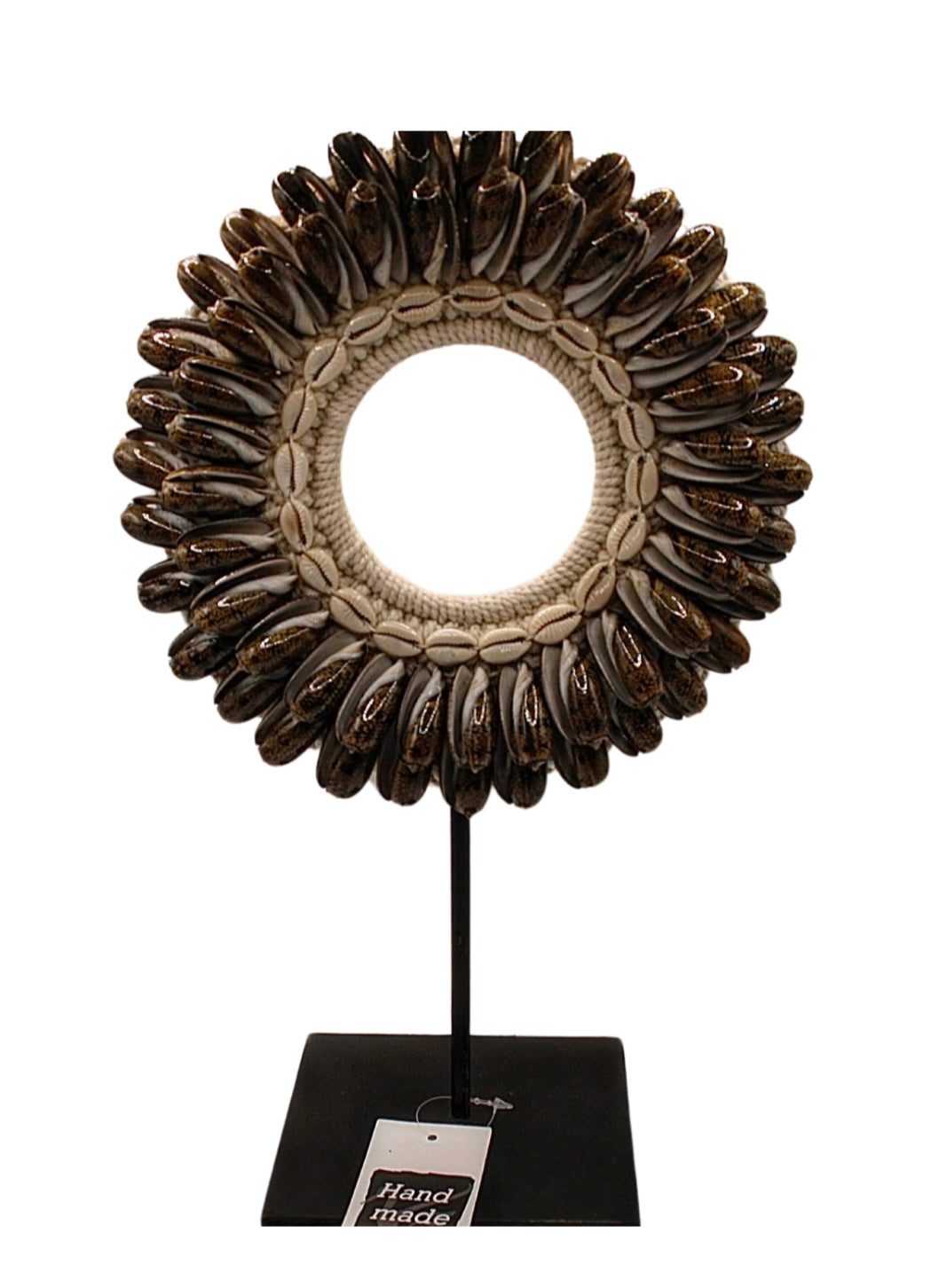 Schelpenketting rond bruin
