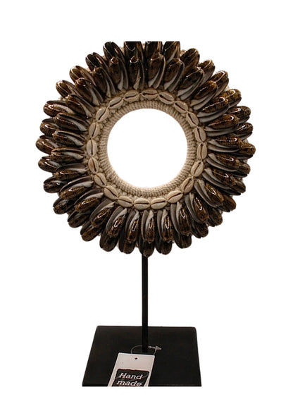 Schelpenketting rond bruin