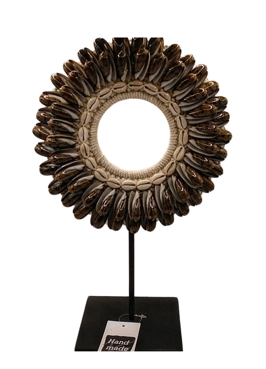 Schelpenketting rond bruin