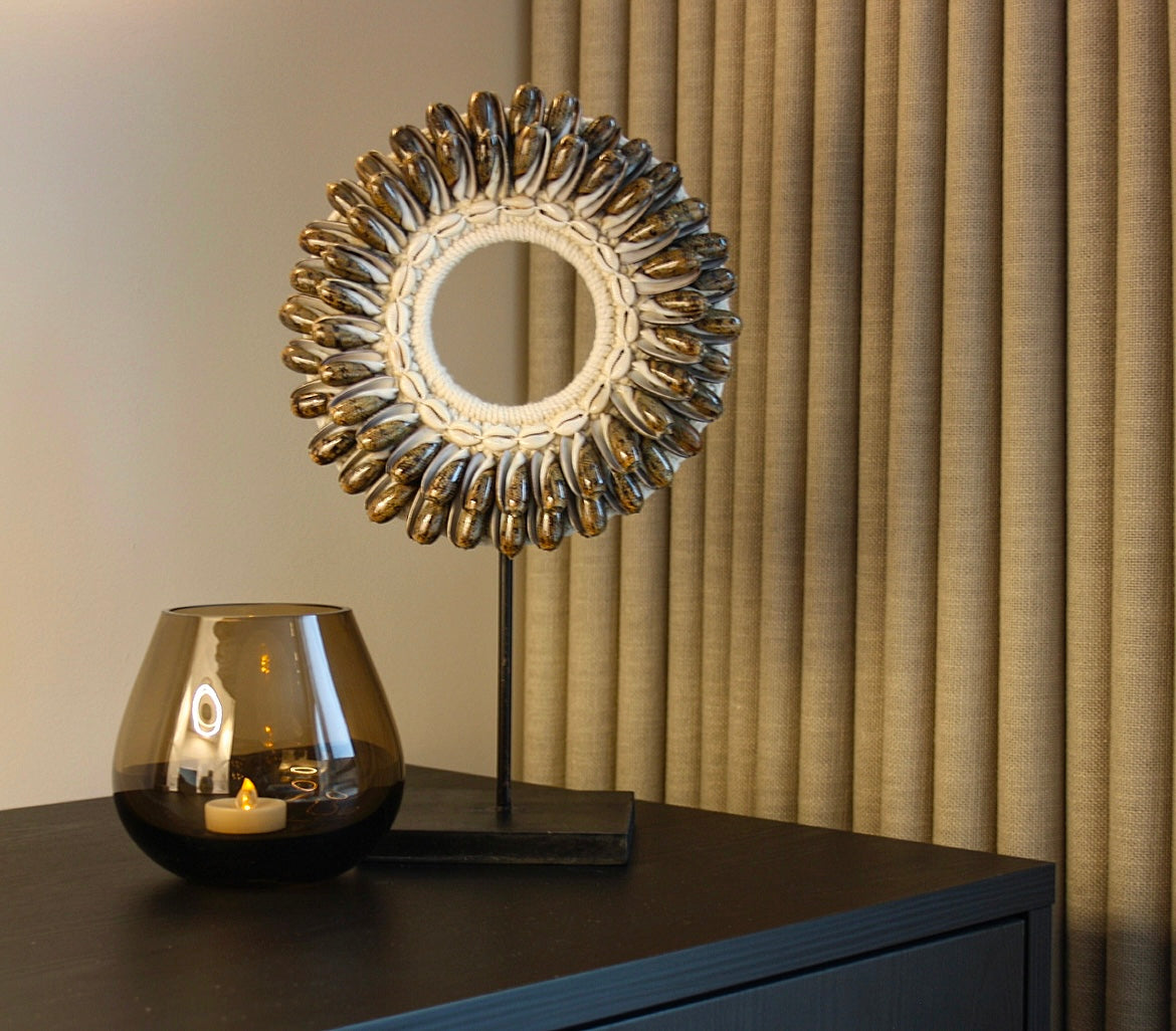 Schelpenketting rond bruin